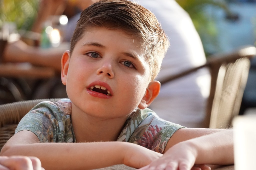 Afbeelding met persoon, zitten, tafel, binnen

Automatisch gegenereerde beschrijving